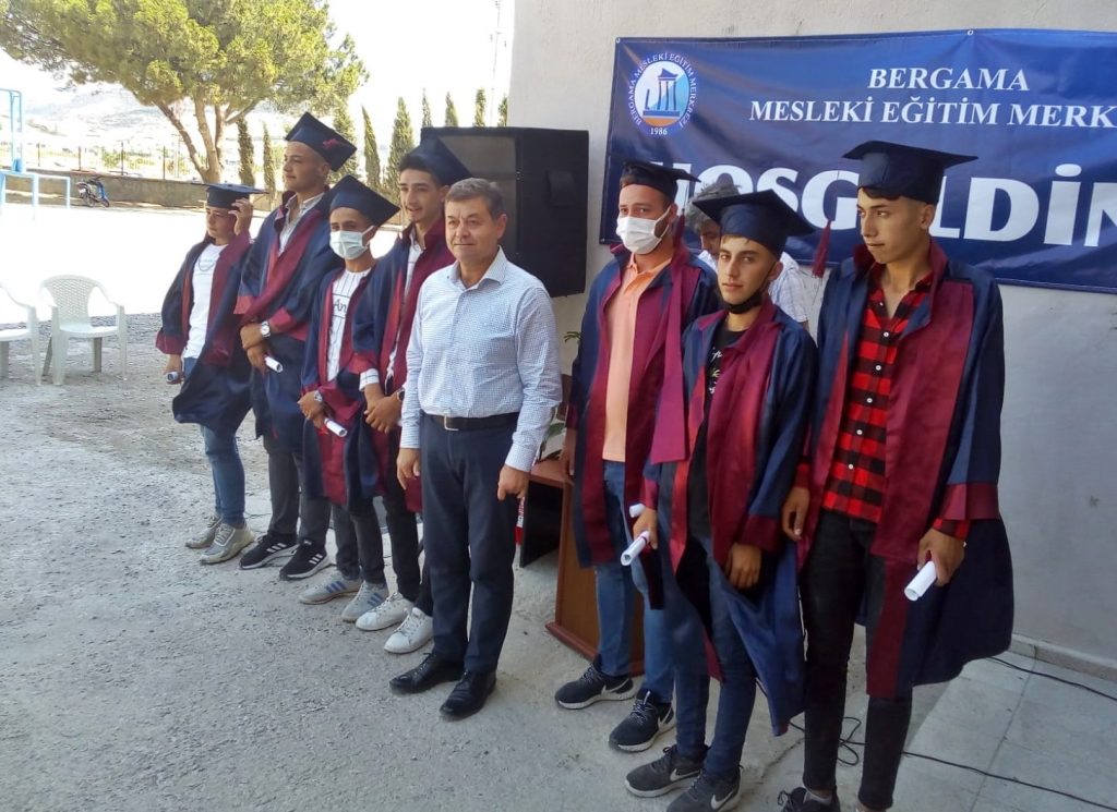 BERGAMA MESLEKİ EĞİTİM MERKEZİ MEZUNLARINI VERDİ