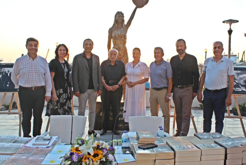 ÇAĞDAŞ ATATÜRK FOTOĞRAFLARI SERGİSİ DİKİLİ’DE AÇILDI