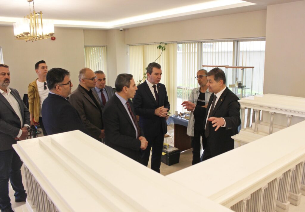 BERTO’DAKİ “ZEUS SUNAĞI” VE “BERGAMA KÜPÜ”, MÜZELER GÜNÜ’NDE İLK MİSAFİRLERİNİ AĞIRLADI